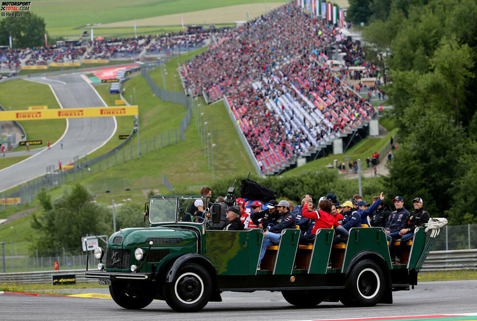 Österreich ist eben anders: Fahrerparade nicht auf einem schmucklosen Truck, auch nicht mit Einzel-Oldtimern - sondern mit einem speziell angefehrtigten Fahrzeug, auf dem alle zusammensitzen. Österreichische Gemütlichkeit eben.