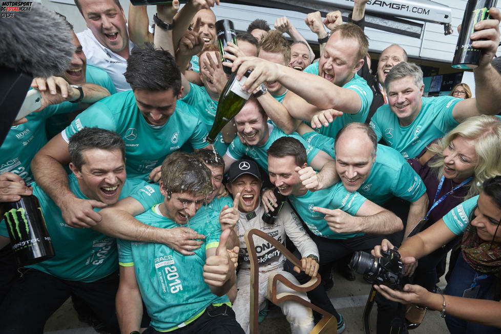 Und am besten feiert es sich ohnehin ohne Chef, finden Rosberg und Co. - und lassen es nach dem ersten Doppelsieg-Doppelpack der Formel-1-Saison 2015 richtig krachen!