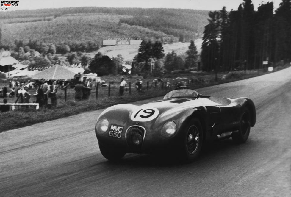 Die Tradition von Sportwagenrennen in Spa-Francorchamps reicht in das Jahr 1953 zurück. Bis 1962 wurden auf der damals 14,1 Kilometer langen Strecke einige Rennen ausgetragen, die zu keiner Meisterschaft zählten. Die Distanzen waren in jenen Jahren eher gering: zwölf bis maximal 20 Runden wurden absolviert.