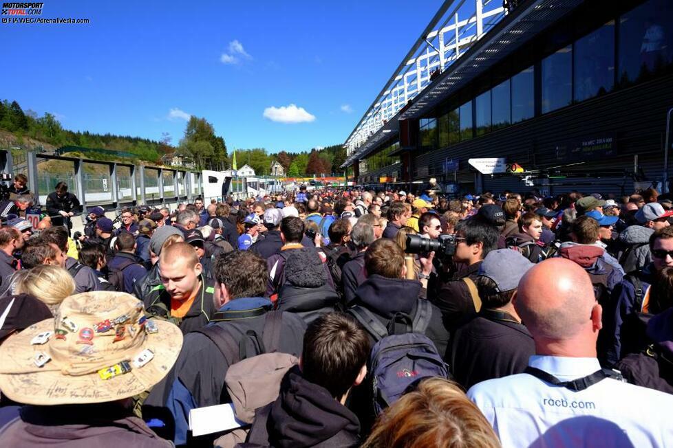 Das Rennen in Spa-Francorchamps ist die Generalprobe für die 24 Stunden von Le Mans. Der WEC-Lauf zieht nicht nur zusätzliche Autos, sondern vor allem auch Fans in Scharen an. Von 2012 bis 2014 zählten die Veranstalter insgesamt 114.000 Zuschauer bei den drei Rennen in Belgien. In diesem Jahr sind 34 Fahrzeuge für das 6-Stunden-Rennen in den Ardennen gemeldet. Porsche wird erstmals drei Autos in der LMP1-Klasse einsetzen.