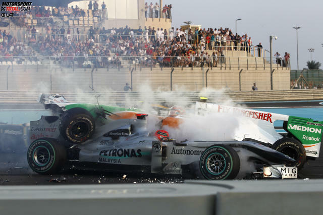 Abu Dhabi ist der teuerste Kurs im Formel-1-Kalender und zählt mit seinen 5,554 Kilometern zu den längsten Runden. Den Rundenrekord stellte Sebastian Vettel gleich bei der Premiere im Jahr 2009 auf: 1:40,279 Minuten (2014 war die Formel 1 um vier Sekunden langsamer). 2011 sorgte Michael Schumacher für eine Schrecksekunde: Bei einer Kollision hätte ihn der Force India von Tonio Liuzzi beinahe am Kopf getroffen.