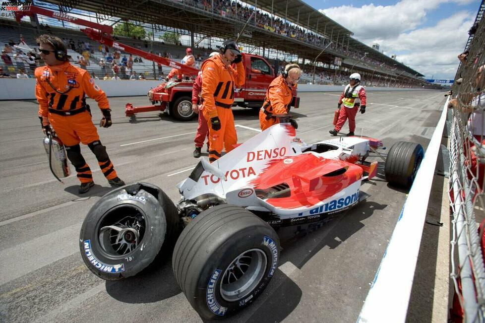 Es beginnt mit einem Unfall: Im ersten Freien Training erleidet Ralf Schumacher in der Steilkurve einen Reifenschaden und schlägt heftig in die Mauer ein. Der Deutsche fällt für das restliche Wochenende aus. Zu diesem Zeitpunkt behauptet man bei Michelin noch, dass kein generelles Problem mit den Pneus vorliegt. Doch schnell wird klar: Hier liegt etwas ganz gewaltig im Argen ...