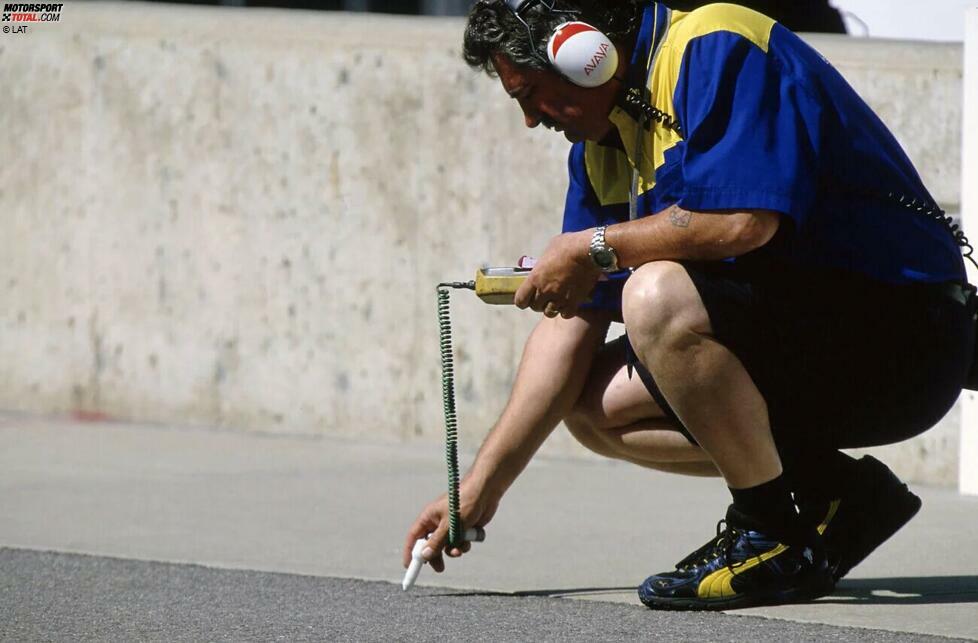 Michelin nimmt weitere Untersuchungen vor und vor dem dritten Training erhalten sämtliche Piloten mit Michelin-Reifen die Anweisung, auf eine schnelle Runde zu verzichten. Der Reifenhersteller kann die Sicherheit der Fahrer nicht mehr garantieren. Im Qualifying setzen zwar wieder alle Michelin-Piloten eine Zeit, doch zu diesem Zeitpunkt ist bereits klar, dass die Pneus keine komplette Renndistanz überstehen werden. Das Problem: In der Saison 2005 sind Reifenwechsel im Rennen verboten.
