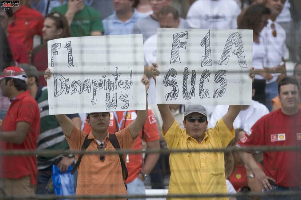 Die Fans an der Strecke machen ihrem Ärger derweil Luft. Unter anderem fliegen sogar Wasserflaschen und andere Gegenstände auf die Strecke. Die Formel 1, die in den Vereinigten Staaten sowieso keinen leichten Stand hat, verspielt dort an diesem Sonntag auch noch ihre letzten Sympathien.