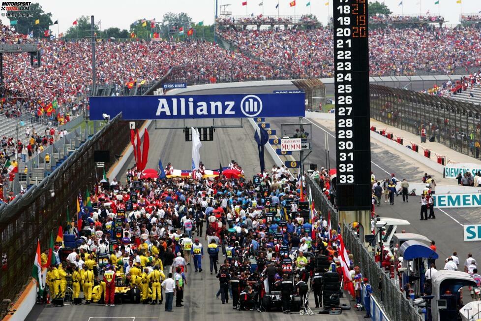 Zunächst fahren auch alle 20 Autos in die Startaufstellung. Noch immer haben viele Fans auf den Tribünen keine Ahnung, dass sie in wenigen Minuten Augenzeugen des wohl verrücktesten Formel-1-Starts aller Zeiten sein werden. Hinter den Kulissen herrscht derweil Chaos ...