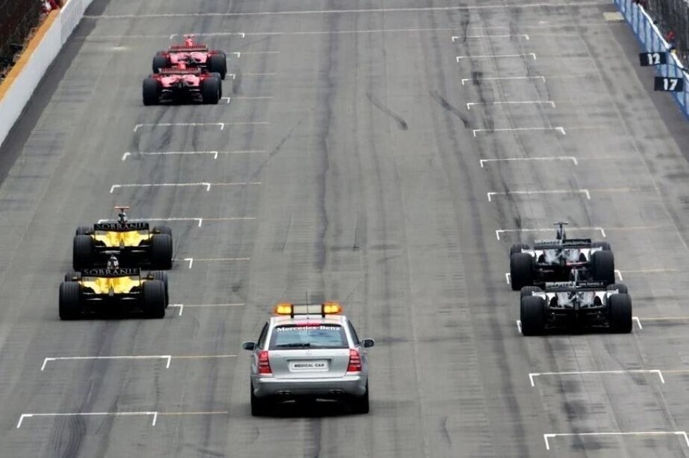 Ein schwerer Unfall von Ralf Schumacher hat große Folgen und führt zu einem der verrücktesten Rennen in der Geschichte der Formel 1