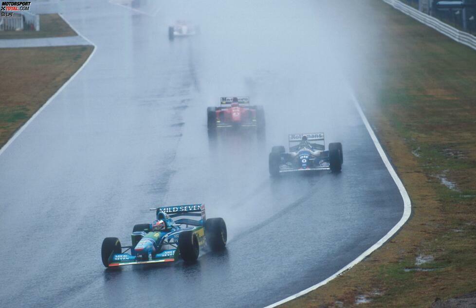 Michael Schumacher hält neben dem Rekord für die Siege auch den Rekord für die Pole-Positions beim Grand Prix von Japan. Achtmal startete der Deutsche vom besten Startplatz, zuerst 1994 (Foto). Wie bei den Siegen, so ist es auch in dieser Statistik Sebastian Vettel, der hinter seinem Landsmann auf Platz zwei liegt. Vettel stand in den Jahren 2009 bis 2012 viermal in Folge auf der Pole-Position.