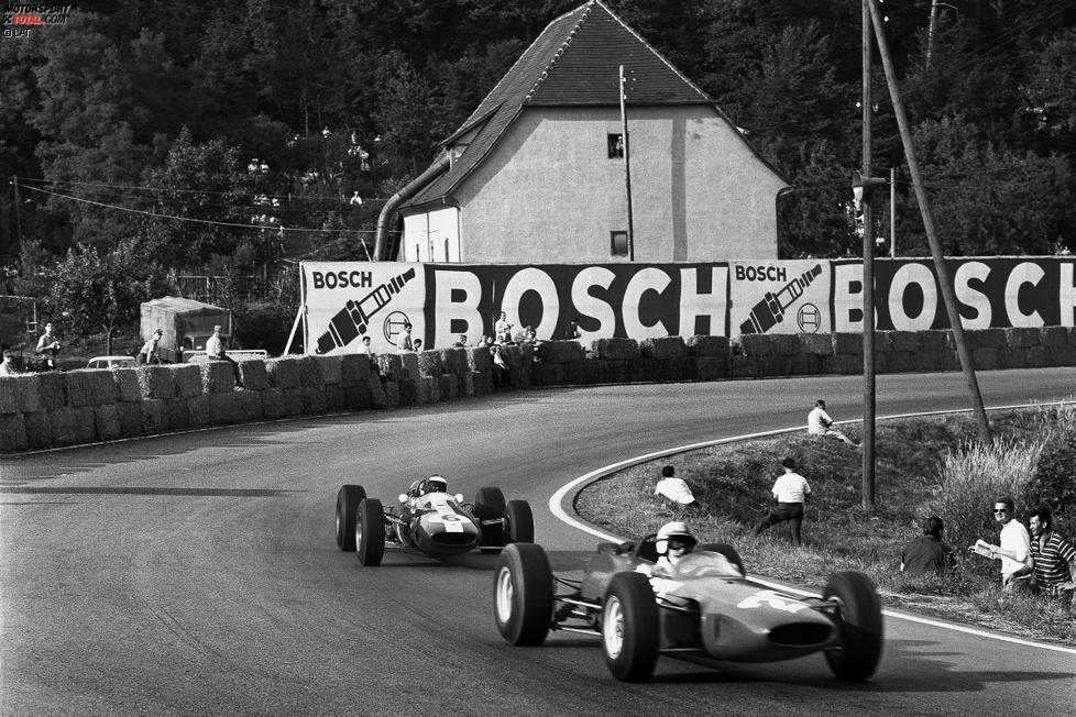 John Surtees (hier im Bild auf der Solitude-Rennstrecke) holte 1964 den Fahrer-Weltmeisterschaftstitel beim mexikanischen Grand Prix. Somit wurde er der einzige Mensch, der Weltmeisterschaften auf zwei und vier Rädern geholt hat, nachdem er bereits vier Titel in der Motorradklasse bis 500 Kubikzentimeter und drei in der Klasse bis 350 Kubikzentimeter geholt hatte.