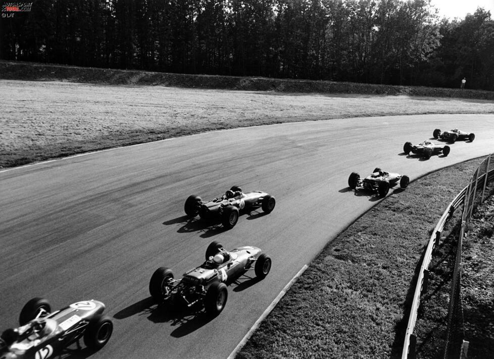 Der Italien-Grand-Prix 1965 hält den Rekord für die meisten Führungswechsel. Das Windschatten-Rennen hatte ganze 41 Führungswechsel zwischen Jackie Stewart, BRM-Teamkollege Graham Hill, Lotus-Pilot Jim Clark und Ferraris John Surtees. Beim Fallen der karierten Flagge war Stewart vorne, der sich seinen ersten Formel-1-Sieg holte.