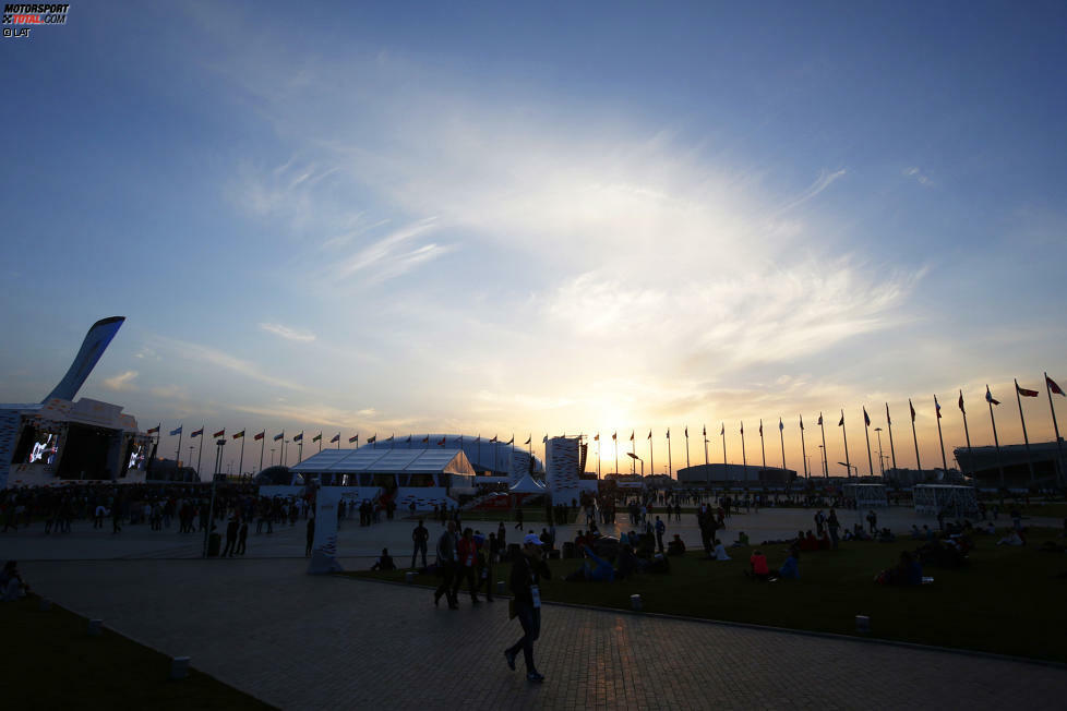 Das Sochi Autodrom führt durch den Olympischen Park, der für die Olympischen Winterspiele 2014 angelegt wurde. Es ist einer von vielen Formel-1-Kursen, der Olympischen Hintergrund hat...