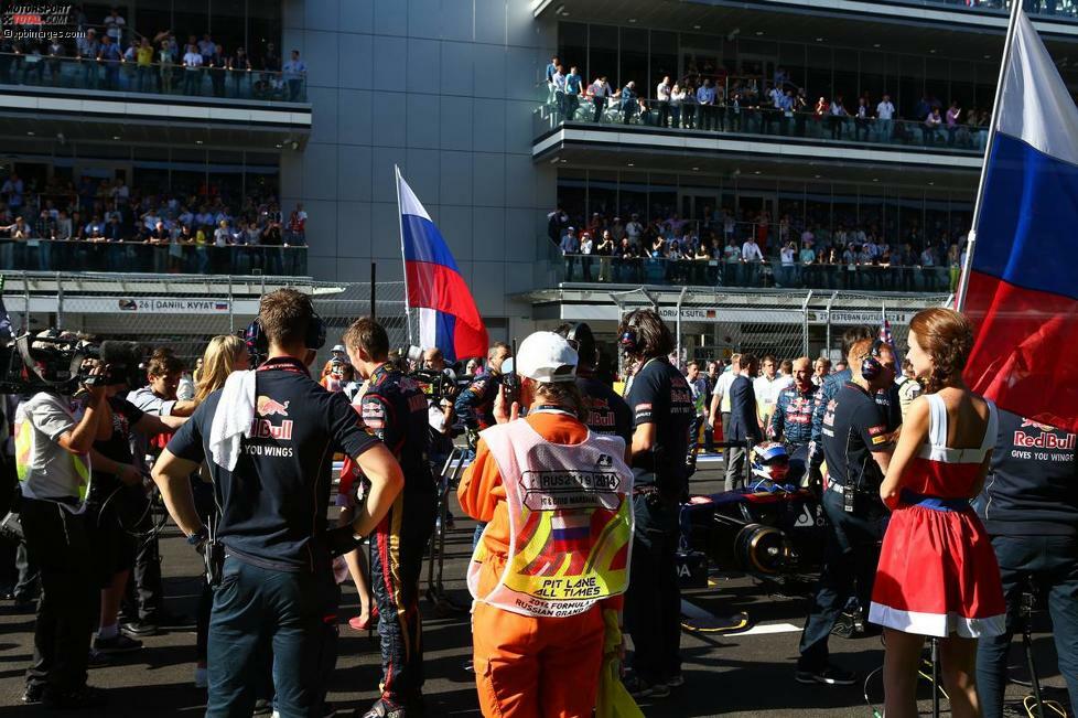 Daniil Kwjat ist der einzige einheimische Fahrer beim Grand Prix von Russland. Der in Ufa geborene Red-Bull-Pilot erreichte mit dem zweiten Platz in Ungarn sein bisher bestes Karriereergebnis in der Formel 1. Landsmann Sergei Sirotkin erlebte im vergangenen Jahr sein Grand-Prix-Wochenende-Debüt in Sotschi. Der Moskauer fuhr das Freitagstraining für Sauber anstelle von Esteban Gutierrez, nachdem er früher im Jahr schon einen Tag getestet hatte.