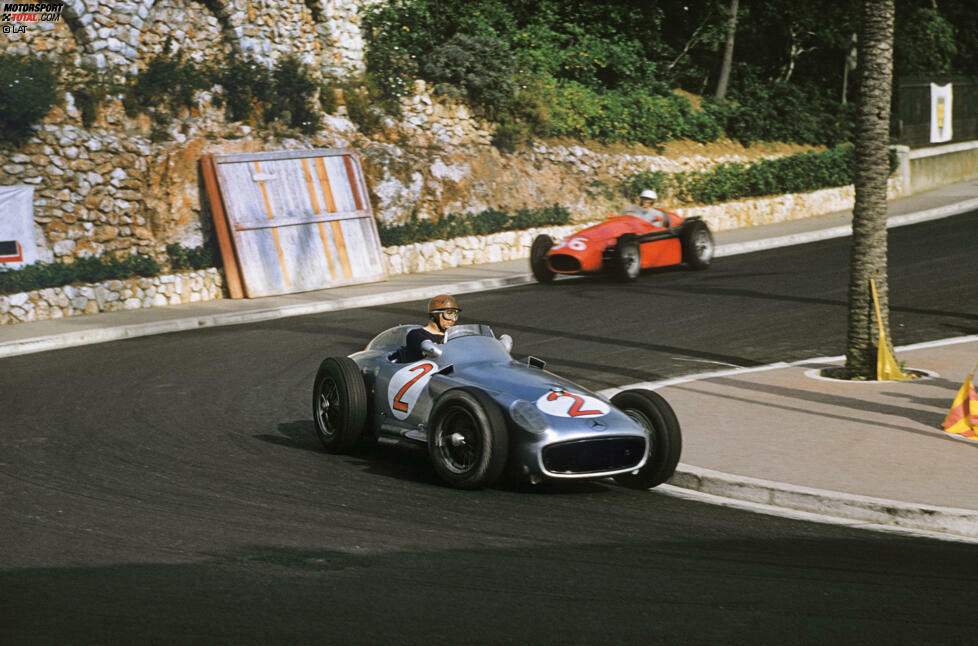 Gleichzeitig holt sich der Kurs an diesem Wochenende den alleinigen dritten Platz bei den Strecken zurück, die ohne Unterbrechung im Kalender der Formel 1 stehen. Monaco, das seit 1955 (Foto) ohne Pause im Kalender ist, bringt es auf 61 Rennen in Folge und führt die Liste an. Es folgt Monza mit 34 Rennen in Folge und 64 insgesamt. Silverstone liegt aktuell ebenfalls auf Rang drei, nachdem man zuletzt zum 29. Mal in Folge den Großen Preis von Großbritannien ausrichtete. Insgesamt war man bereits 49 Mal Austragungsort des Events.