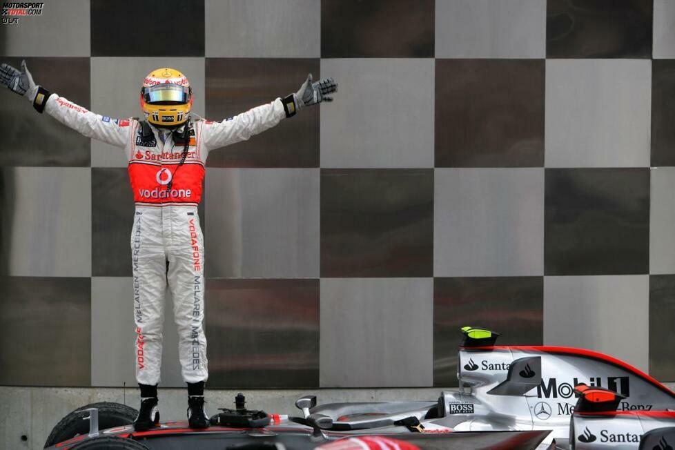 Hamilton hat den Grand Prix der USA auf zwei Strecken gewonnen. 2007, in seiner Rookie-Saison in der Formel 1, triumphierte er bei der letzten Ausgabe des US-Grand-Prix in Indianapolis. Obwohl Rennen mit dem Titel Grand Prix der USA bereits auf sechs unterschiedlichen Strecken ausgetragen wurden, ist Hamilton der einzige, der auf mehr als einer zum Sieg gefahren ist.