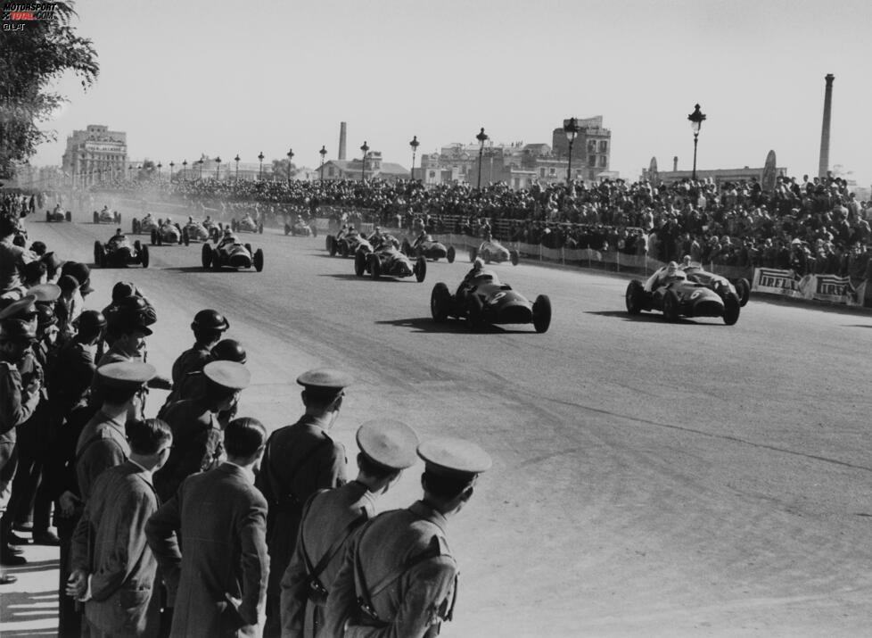 Der Große Preis von Spanien wird insgesamt zum 45. Mal ausgetragen. Der Circuito del Jarama in Madrid war zwischen 1968 und 1981 neunmal Gastgeber. Auf dem Circuito de Jerez fand der Grand Prix zwischen 1986 und 1997 fünfmal statt und auf dem Circuit de Montjuic in Barcelona wurde zwischen 1969 und 1975 viermal gefahren. Die ersten beiden Male fand der Grand Prix 1951 (Foto) und 1954 auf dem Pedrables Straßenkurs in Barcelona statt.