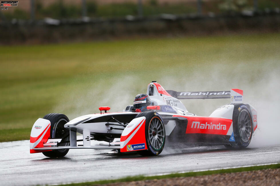 Mahindra: Neue Farben für Nick Heidfeld, alte Farben für Mahindra. Die Inder bleiben Schwarz, Rot und Weiß treu und setzen auf ein ähnliches Design wie in der Debütsaison. Lediglich die weißen Flächen haben auf dem M2Electro ein wenig zugenommen.