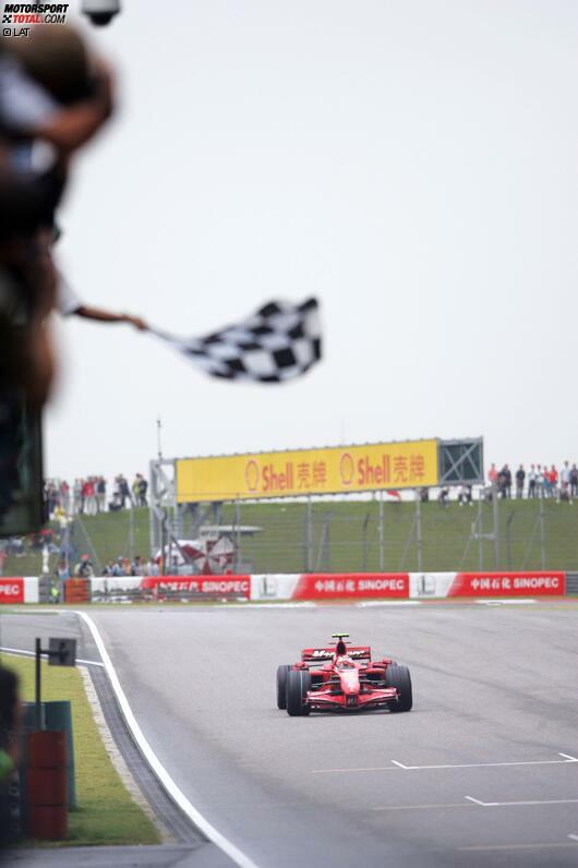 In sechs der bisherigen elf Rennen auf dem Shanghai International Circuit konnte die Pole-Position nicht in einen Sieg umgewandelt werden. Michael Schumacher gewann 2006 von Startplatz sechs, von weiter hinten war bisher kein Pilot erfolgreich. Er ist einer von zwei Piloten, die bisher von einer ungeraden Startposition aus gewonnen haben. Der andere ist Kimi Räikkönen, der 2007 von Platz zwei aus gewann.