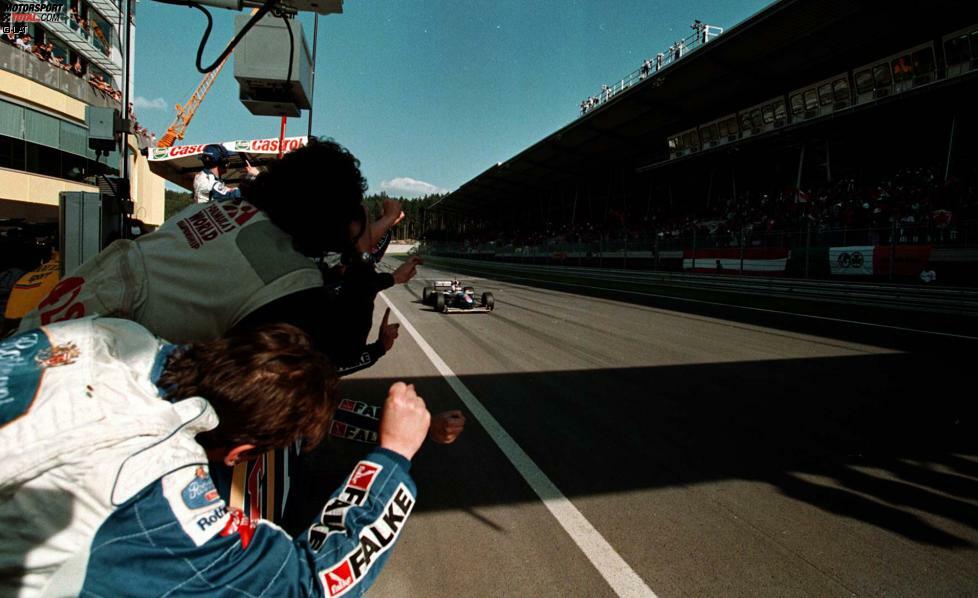 Die Pole-Position hat sich in Spielberg als nicht wichtig erwiesen. Jacques Villeneuve (1997), Mika Häkkinen (2000) und Michael Schumacher (2003) sind die einzigen Fahrer, die von Pole gewonnen haben. Allerdings ist jeder Gewinner von einer ungeraden Nummer aus von der linken Seite im Grid gestartet. Zusätzlich zu den Pole-Gewinnern waren vier Fahrer von Rang drei aus siegreich: Häkkinen (1998), Eddie Irvine (1999), Schumacher (2002) und Rosberg (2014). Der Sieger, der am weitesten hinten gestartet ist, war David Coulthard, der 2001 von Rang sieben aus losfuhr.