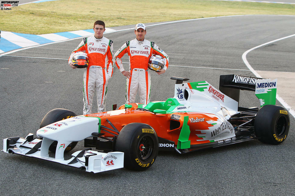 2011: Der VJM04 von Force India wird in Jerez der Öffentlichkeit präsentiert. Die Formel-1-Piloten Adrian Sutil und Paul di Resta posieren mit dem Rennwagen vor dem Beginn der Wintertests in der Boxengasse. Neuer Testfahrer ist Nico Hülkenberg.