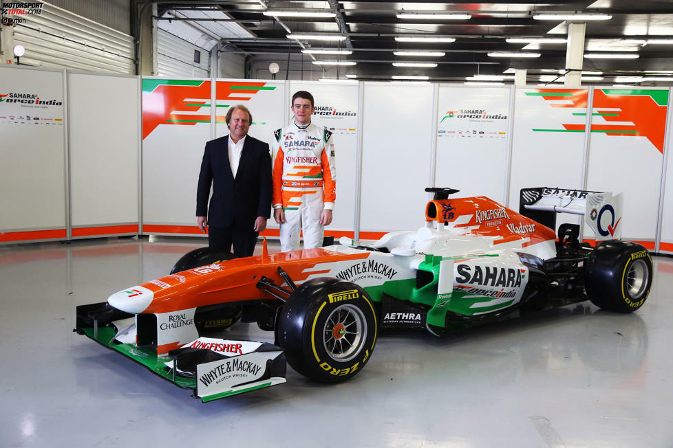 2013: Der stellvertretende Teamchef Robert Fernley und Paul di Resta posieren mit dem Neuwagen VJM06, weil der zweite Fahrer bei der Präsentation noch nicht feststeht. Erst im Februar wird erneut Adrian Sutil nominiert. Jules Bianchi bleibt Test- und Ersatzfahrer für Force India.