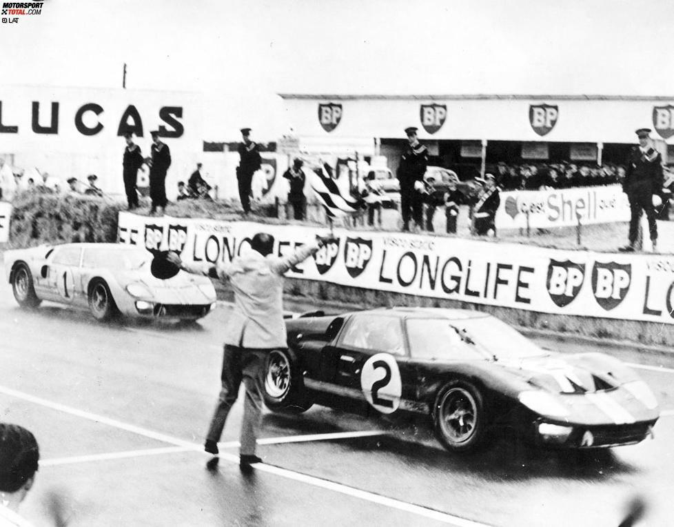 1964 trat Ford werksseitig mit dem GT40 erstmals in Le Mans an, aber beide Fahrzeuge schieden aus. Ein Jahr später flogen den Amerikanern die Zylinderköpfe wild um die Ohren. Der Durchbruch kam 1966 mit dem Gesamtsieg von Bruce McLaren und Chris Amon (Foto).