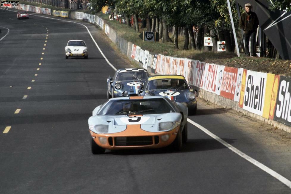 Ein unvergessenes Fahrzeug: Der Ford GT40 in der klassischen Gulf-Lackieruung eroberte den Gesamtsieg 1968. Am Steuer damals: Pedro Rodriguez und Lucien Bianchi.