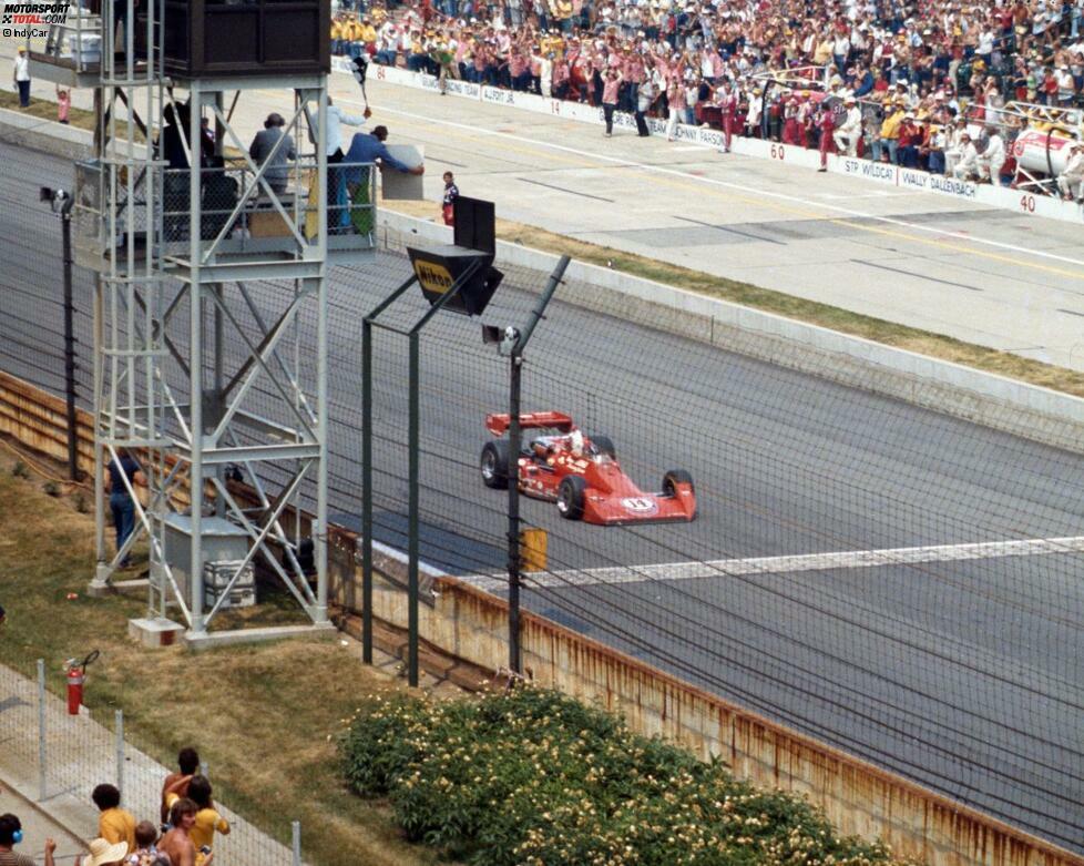 Beim Indy 500 des Jahres 1977 schreibt A.J. Foyt einmal mehr Geschichte. Am Steuer eines Coyote-Ford holt er ...
