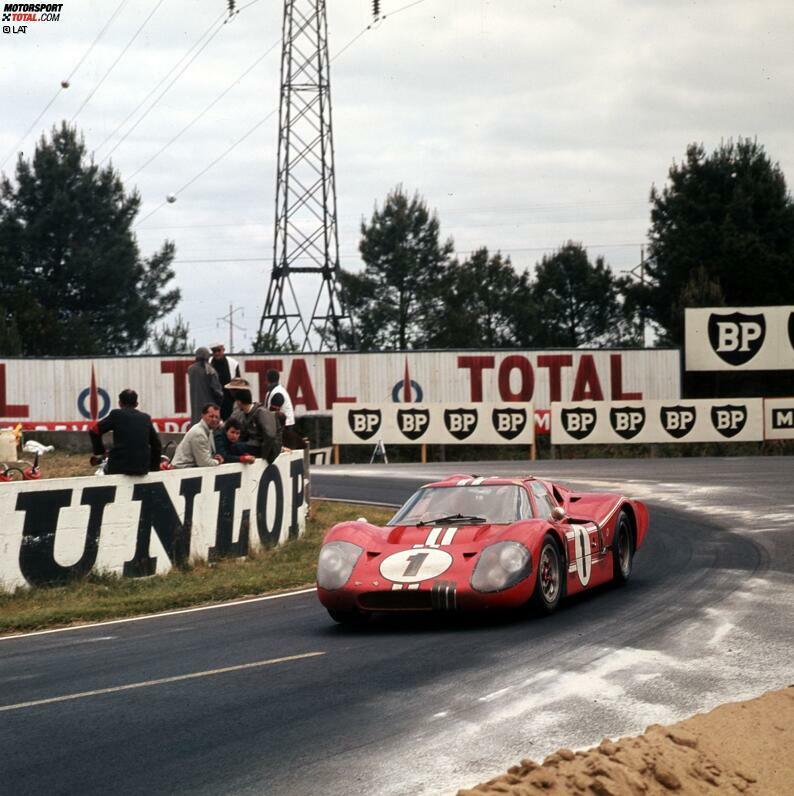... das berühmteste Langstreckenrennen der Welt, die 24 Stunden von Le Mans. Zusammen mit Dan Gurney steuert er bei seinem ersten und einzigen Start an der Sarthe einen Ford GT40.