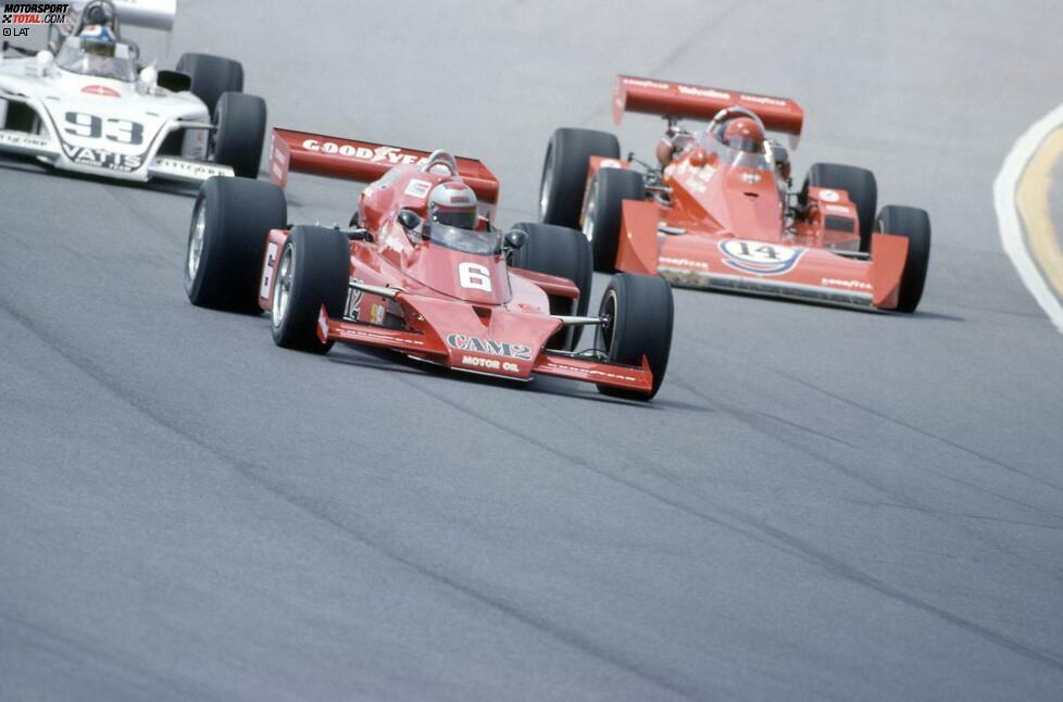 Der fünf Jahre jüngere Mario Andretti ist über Jahrzehnte der große Konkurrent von A.J. Foyt. Hier duellieren sich die beiden zusammen mit Johnny Parsons (33) um die Führung in Pocono 1976.