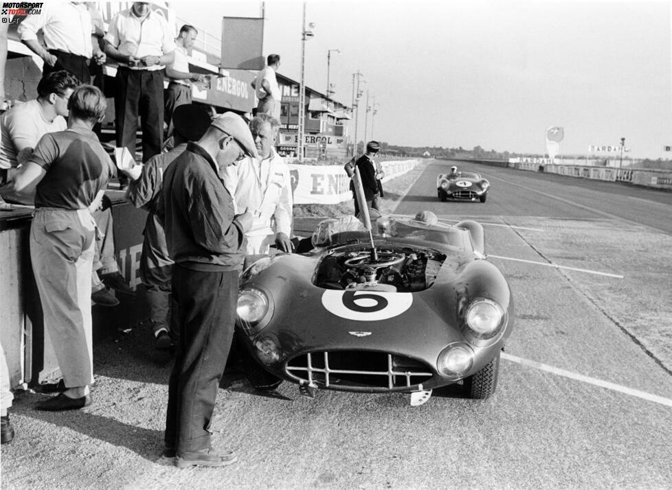 Dazwischen mogelte sich kurz Aston Martin mit dem DBR1. Das mit einem Dreiliter-Sechszylinder-Frontmotor ausgestattete Fahrzeug bescherte den Briten 1959 einen Doppelsieg in Le Mans. Die besten Ferraris hatten am Ende sage und schreibe über 300 Kilometer Rückstand auf Aston Martin. Ferrari nahm später Abschied vom geliebten V12 und konnte 1962 wieder feiern. Seither ging mit Frontmotoren herzlich wenig.