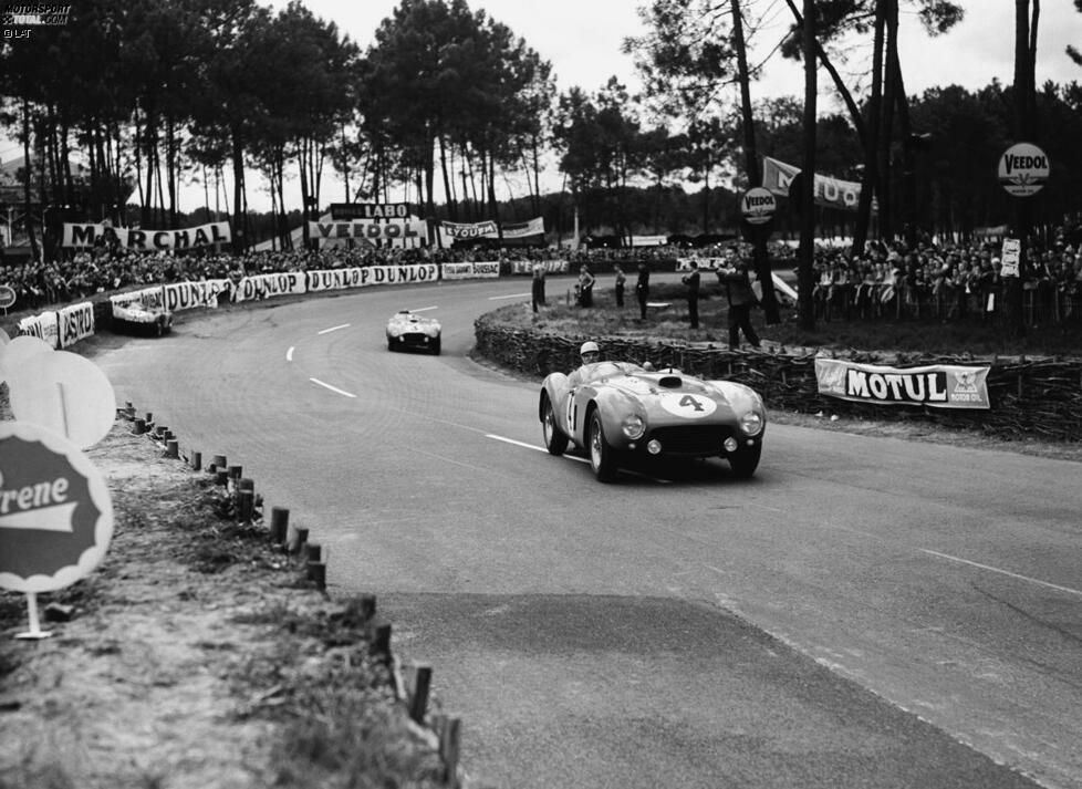 Die britische Marke musste 1954 eine kurze Siegpause einlegen. Ferrari ergatterte sich einen weiteren Erfolg. Diesmal holten Froilan Gonzalez und Maurice Trintignant die Krone nach Italien. Die beiden Sieger konnten die wunderbaren Geräusche des vor ihnen arbeitenden 5-Liter-V12-Aggregats aus nächster Nähe erleben. Der fette Frontmotor im Ferrari 375plus röchelte während des Rennens, erholte sich aber von selbst.
