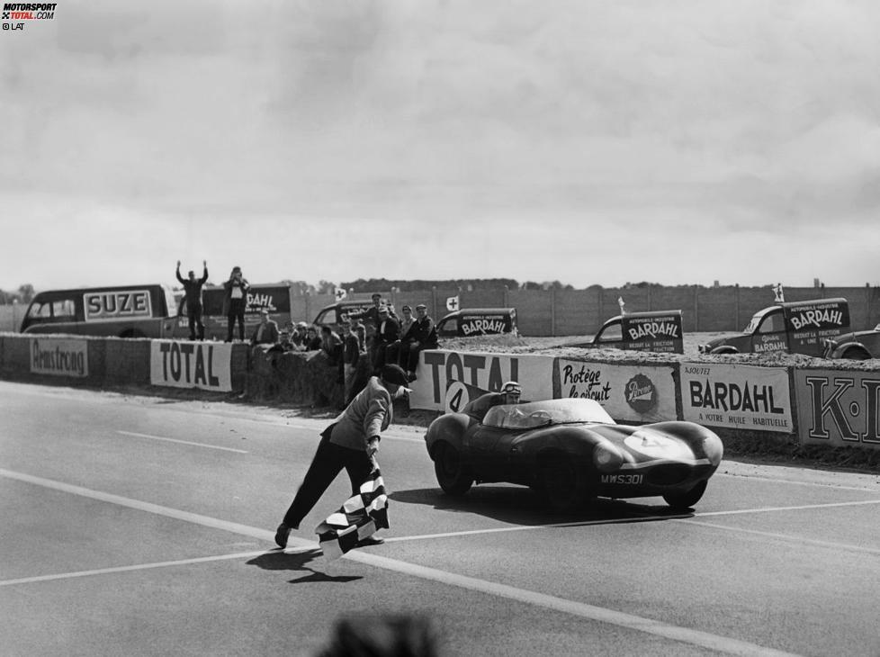1955, dem Jahr des tragischen Le-Mans-Unglücks mit 82 Todesopfern, reihte sich erneut Jaguar in die Siegerliste an der Sarthe ein. Mike Hawthorn, für viele Beobachter der eigentliche Auslöser des Unfalls von Pierre Levegh, gewann das Rennen im legendären Jaguar D-Type. Der Wagen gewann mit 3,4-Liter-Frontmotor 1955 und 1956, im Jahr darauf verbaute man an der Front ein 3,8-Liter-Aggregat und siegte.
