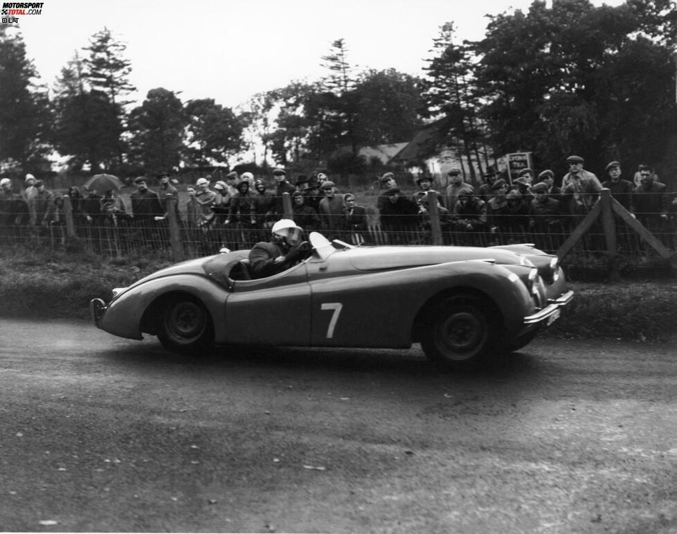In den Jahren 1951 und 1953 konnte eine britische Katze den heißen Tanz in Le Mans gewinnen. Mit dem Jaguar XK 120C fuhren Walker/Whitehead allen auf und davon. 1953 zog zunächst Stirling Moss im Jaguar eine gute Show ab, es gewannen aber die Markenkollegen Rolt/Hamilton. Nicht der 3,4-Liter-Frontmotor im Jaguar war der große Trumpf, sondern die neuen Scheibenbremsen.