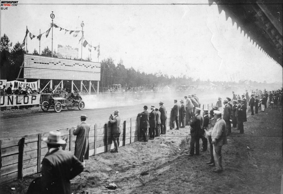 In den frühen Jahren von Le Mans waren Siege mit Frontmotor-Fahrzeugen regelmäßig - kein Wunder, denn es war das gängige Baukonzept. Wie hier beispielsweise beim Lorraine-Dietrich, der 1906 von einem sagenhaften 18-Liter-Vierzylinder-Motor angetrieben wurde. Nach heutigen Maßstäben eine undenkbare Konstellation - wenn es nicht gerade um Schiffsbau geht.