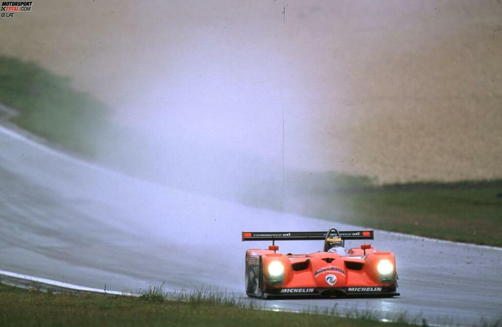 Es gab immer wieder mal Versuche mit einem Frontmotor-Konzept. Im Kampf um Gesamtsiege versuchte es vor allem der Amerikaner Don Panoz mehrfach. Seine Le-Mans-Prototypen erlangten aufgrund der Batmobile-Optik und des satten Sounds Kultstatus. Und es sprangen dabei auch einige Erfolge heraus - wie im Jahr 2000 mit dem LMP1 Roadster S beim 1.000-Kilometer-Rennen der LMS auf dem Nürburgring (Foto).