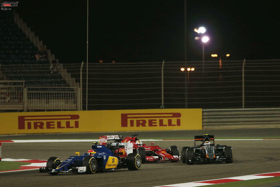 ... und das schon im Freitagstraining: Sebastian Vettel kollidiert beim Rausfahren aus der Box mit Sergio Perez, tobt im ersten Moment über den 