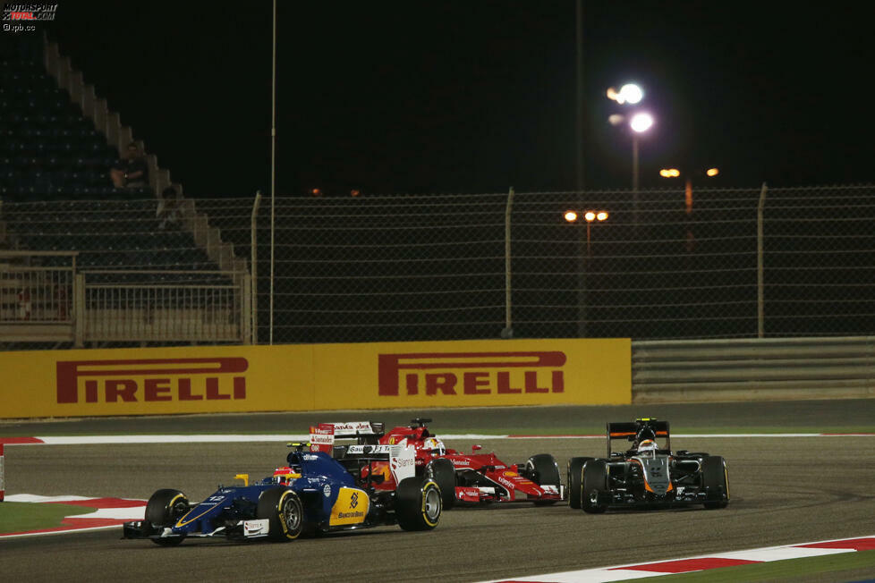 ... und das schon im Freitagstraining: Sebastian Vettel kollidiert beim Rausfahren aus der Box mit Sergio Perez, tobt im ersten Moment über den 