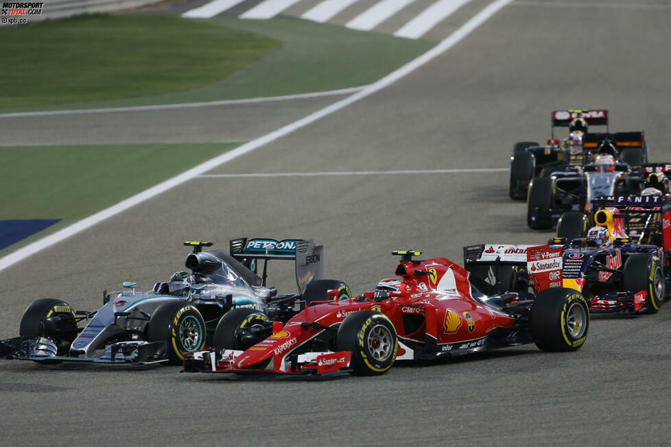 ... und Rosberg, der sich eigentlich direkt auf Hamilton-Jagd machen wollte, fällt auch noch hinter Kimi Räikkönen zurück, der seinen Ferrari geschickt auf der Außenbahn in die erste Kurve manövriert und mehr Schwung mitnimmt. Die ersten Strafen gibt's übrigens schon vor dem Start: Je fünf Sekunden für Maldonado (ungenaue Parkposition) und Carlos Sainz (zu langsame Out-Lap).