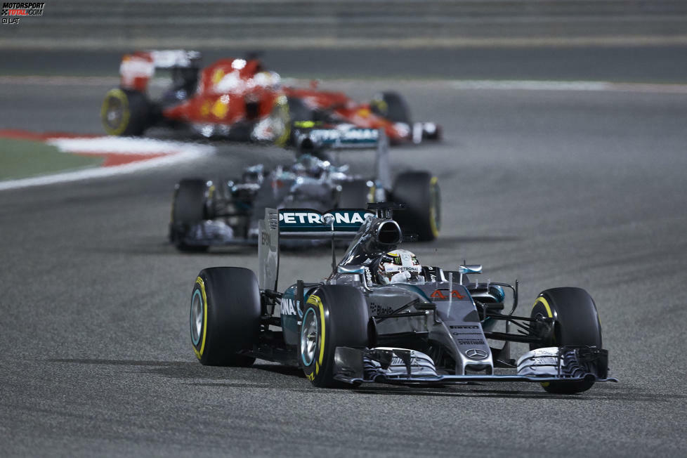 Hamilton kommt in der 16. Runde 0,6 Sekunden vor Rosberg zurück auf die Strecke - und wundert sich: 