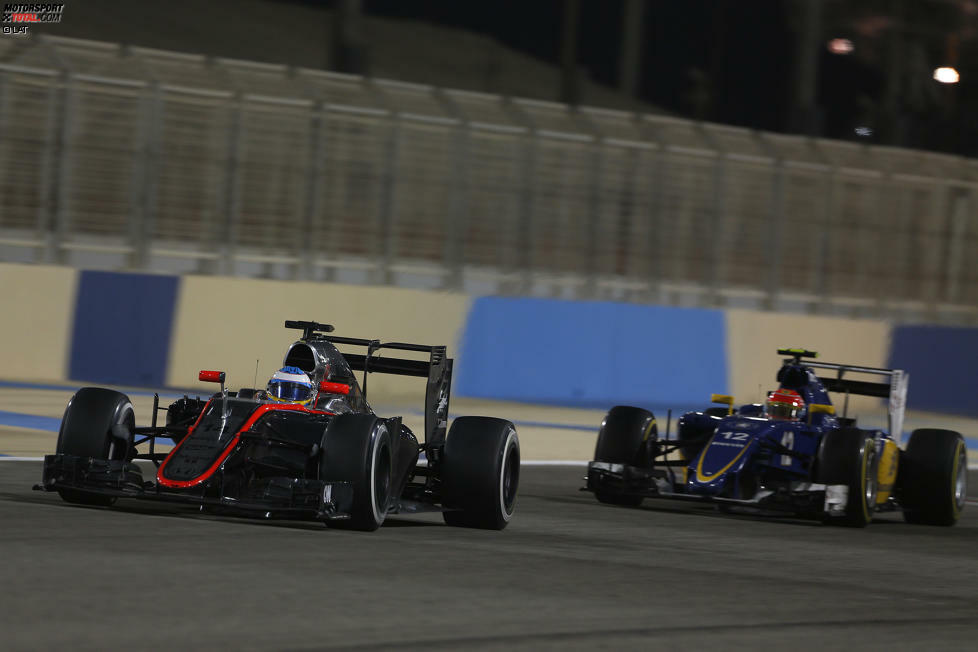 Wenig später schnappt sich Nasr auch Fernando Alonso, der mit unterlegenem Topspeed des McLaren-Honda nur Kanonenfutter ist, und Nico Hülkenberg. Der kann aus seinem überraschenden achten Startplatz im Rennen nichts machen: 
