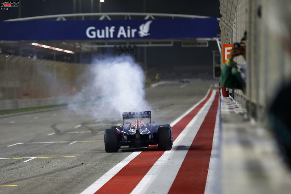 Besser könnte man einen Motorschaden gar nicht timen: Daniel Ricciardos Renault-Antrieb verraucht ein paar Meter vor der Zielflagge. Das ändert nichts an seinem sechsten Platz, bedeutet aber, dass Red Bull schon beim Europa-Auftakt in Barcelona den letzten straffrei erlaubten Motor der Saison einbauen muss.