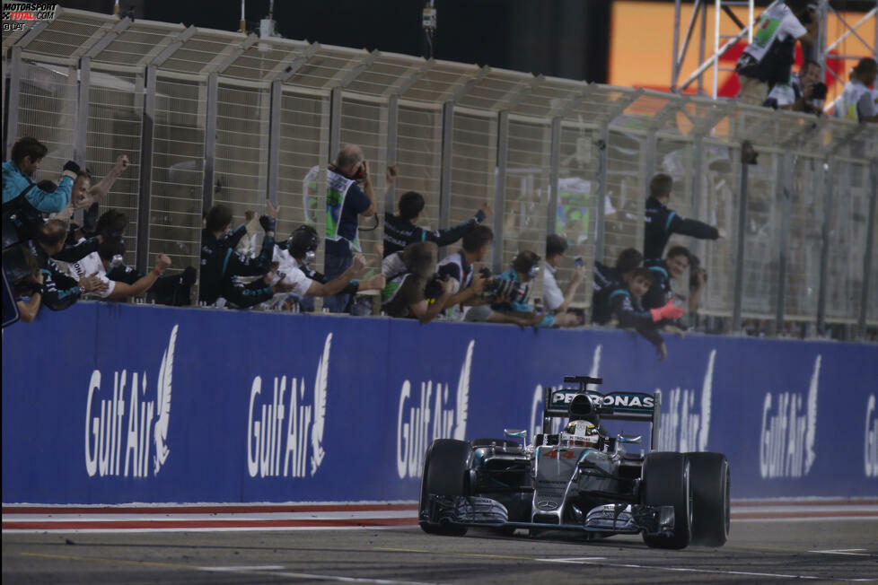 Hamilton gewinnt am Ende 3,4 Sekunden vor dem von hinten heranstürmenden Räikkönen - und die Experten fragen sich: Was wäre gewesen, wenn Ferrari den 