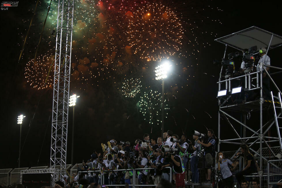 Der Nacht-Grand-Prix von Bahrain endet (friedlich) mit einem pompösen Feuerwerk - und mit positiver Bilanz: 32.000 Zuschauer am Renntag, 90.000 am gesamten Wochenende.