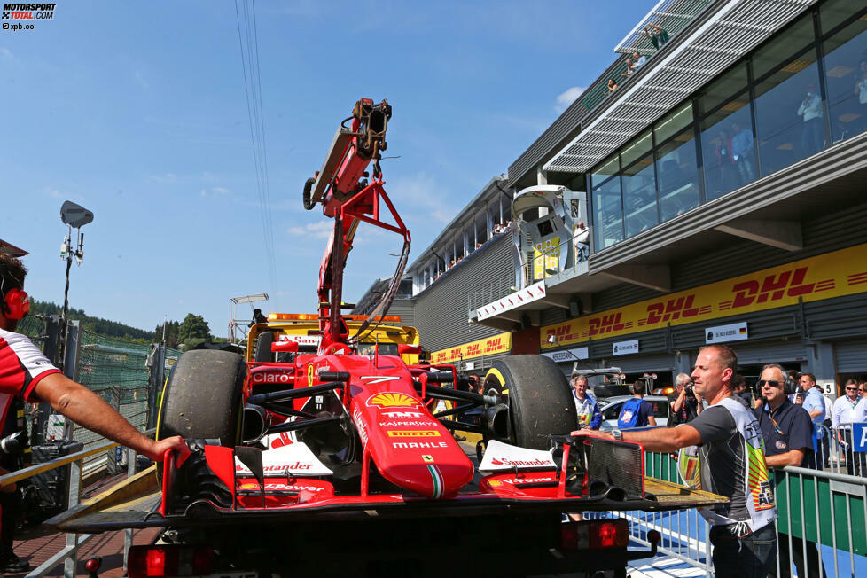 Nach starken Trainingsleistungen Pech für Ferrari: Bei Kimi Räikkönen streikt die Antriebseinheit, Sebastian Vettel landet am hinteren Ende des dicht beisammen liegenden Mercedes-Verfolgerfeldes. So bleiben am Ende nur die Startpositionen 16 und acht.