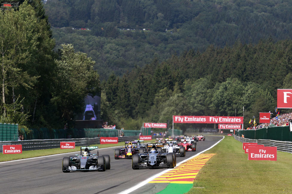 Schon das ganze Wochenende durch Eau Rouge am schnellsten, geht Perez entlang der Kemmel-Geraden für ein paar Meter sogar in Führung. Aber der Geschwindigkeitsüberschuss aus Hamiltons Windschatten reicht nicht ganz, um auch als Führender in Les Combes einzubiegen.