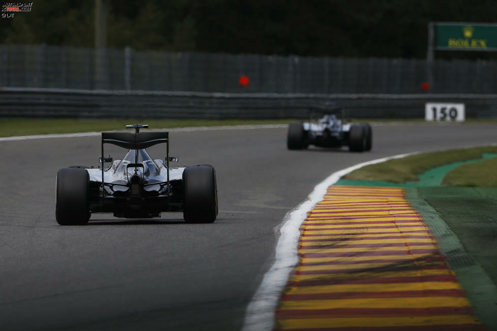 Während Ricciardos Red Bull geborgen wird, kommt das virtuelle Safety-Car zum Einsatz. Dabei verkürzt Rosberg, der zuvor Bottas überholt und zwei Positionen über die Strategie gewonnen hatte, den Rückstand auf Hamilton von 3,5 auf 1,9 Sekunden. Hamilton wundert sich: 