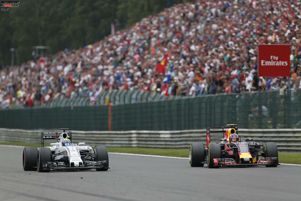 Der Star des Schlussphase heißt Daniil Kwjat: Mit relativ frischen und weichen Reifen schnappt er sich zuerst Räikkönen, dann Massa und Perez. 