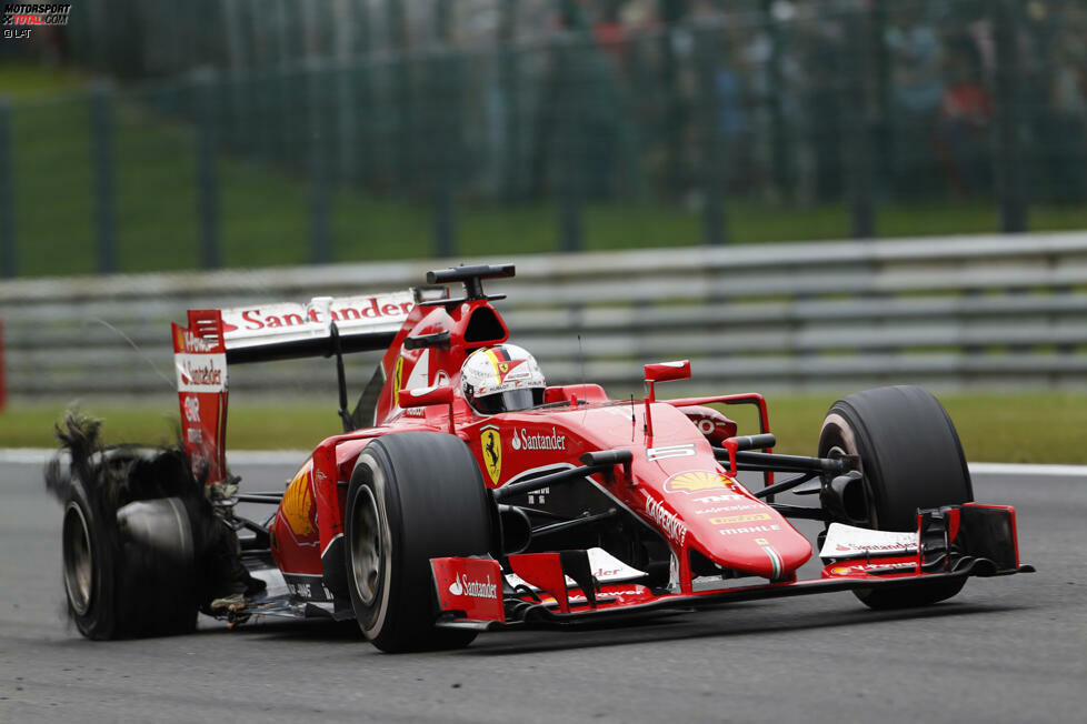 In der vorletzten Runde dann der Schock: Vettels rechter Hinterreifen platzt bei mehr als 300 km/h! Bereits in der 29. Runde hatte er Ferrari gefragt: 