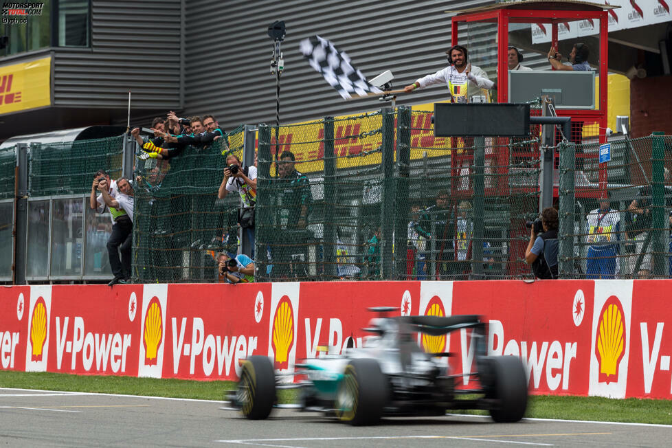 Hamilton gewinnt den Grand Prix von Belgien 2,1 Sekunden vor Rosberg. Grosjean wird mit 35,9 Sekunden Rückstand Dritter. Und die wutentbrannte Vettel-Kritik an Pirelli ist das große Thema nach der Zieldurchfahrt.