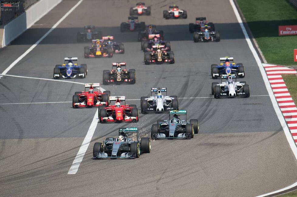 Start in den Grand Prix von China: Hamilton kommt am besten weg, Rosberg folgt vor Sebastian Vettel (Ferrari). Daniel Ricciardo (Red Bull) fällt auf Platz 17 zurück. Valtteri Bottas im Williams kommt hingegen gut weg, ...