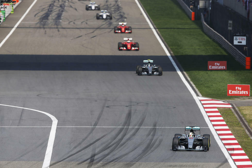 An der Spitze setzt sich der Mercedes-Express nicht so deutlich ab wie befürchtet. Nach zehn Runden hat Hamilton 1,2 Sekunden Vorsprung auf Rosberg (
